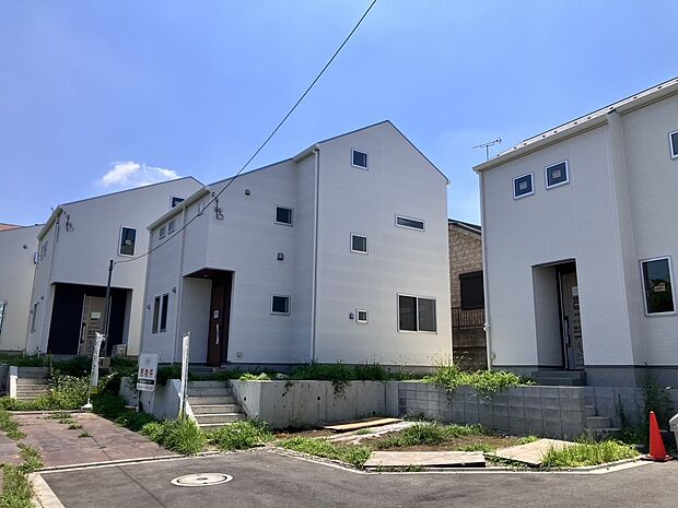 【現地写真(2025年7月現在）1期外観】心地よく住むためのノウハウとアイデアを、デザインのプロが監修。暮らしやすさにお洒落かわいいデザインをプラスした“自然素材の優しい家。ご見学や資料請求等、お気軽にお問合せ下さい！0120-938-226