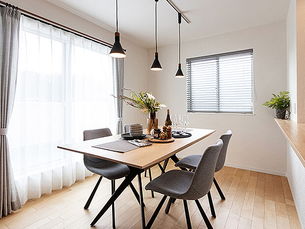 【-】居心地の良いダイニングは、食事の時間を豊かにし、家族や友人との時間をさらに特別なものにします。リビングとダイニングを融合させることで、多彩な生活シーンに対応。ゆとりある寛ぎ空間を生み出します。料理をしながらのコミュニケーション。清潔感のある明るいリビング・ダイニングで、やさしい絆が深まります。