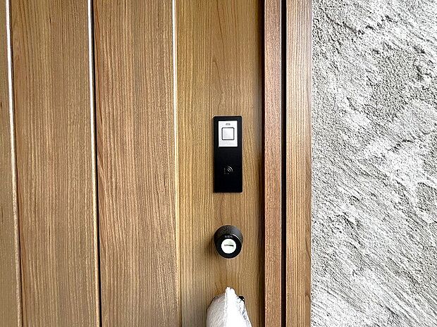 【-】かざすだけのノンタッチキー!ICチップが内蔵されているノンタッチキー(非接触キー)は、鍵穴に鍵を差し込む必要がなく、キーを近づけるだけで解錠できるため、利便性とセキュリティの両面でメリットがあります。具体的には、鍵穴の故障や異物混入のリスクがなく、ピッキングによる不正解錠も防げます。また、鍵の紛失時に、その鍵のみを無効にできるため、不正利用のリスクを軽減できます