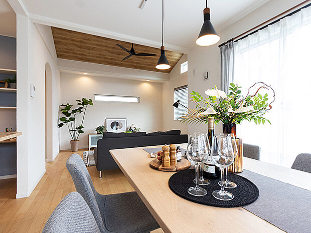 室内の壁には天然素材のしっくいを採用。しっくいには化学物質を吸着・分解する効果や殺菌効果、吸放湿性能が大変高く、室内の湿度を吸収してくれます。日本の気候風土(高温高湿気候)に大変適した塗り壁材です。
さらに、地盤改良工事の実施により、20年間の品質保証を行う安心地盤サポートシステムを提供。建物は第三者機関の厳しい目で品質をチェック。JIOによる3回の現場検査と10年間の瑕疵担保責任保険に加入。
各居室のクローゼットは、棚やハンガーパイプが付いた使いやすい設計。ワードローブをスッキリ収納できます。