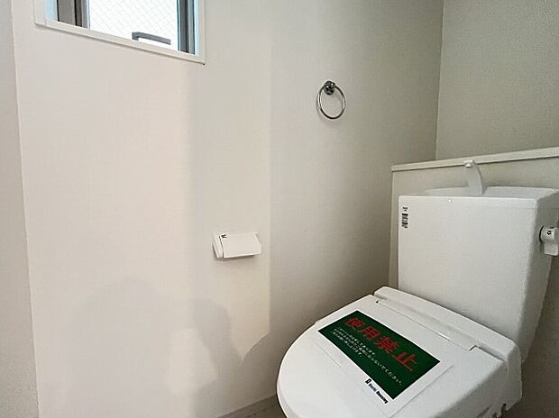 【温水洗浄暖房便座】トイレは1階と2階に。忙しい朝に家族同士バッティングする事がありません。窓があるので換気もしやすいですね。毎日使う場所だから、より快適な空間に仕上げられています。