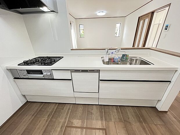 【キッチン】キッチンからリビングを見渡せるので、お子様を安心して遊ばせながら家事ができますね!リビング学習をするお子様にも声がかけやすい自然な距離感です