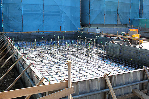 【TAKIHOUSE■基礎は独自基準の「ベタ基礎」を】地面と建物とのつなぎ部分(基礎)一面に鉄筋コンクリートを流し込み、建物を面全体で支える「ベタ基礎」。
耐震性に優れ、湿気に強く、シロアリ被害も起こりにくいというメリットがあります。TAKI HOUSEの「ベタ基礎」は、さらに建物の土台と壁を支える部分の高さや厚みを増すことで、建物の強度や耐久性を高めています。TAKI HOUSEのベタ基礎
立ち上がり部分は、当社では従来120mmとされる厚みを150mmに、300mmとされる高さを400mmで施工。耐震&耐久性をUPさせています。(当社施工例)