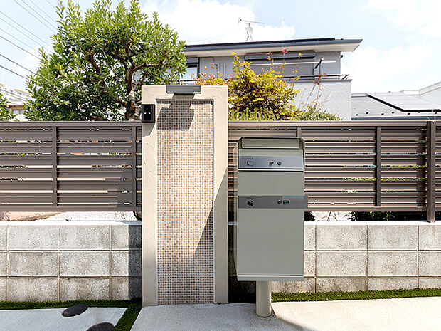 【ブランピュールシリーズ 施工例】門袖もこだわりのひとつ。すっきりとしたデザインが好印象。インターホンはLEDライト搭載のカラーモニター付で、録画機能もあり安心。
大容量の宅配BOXも装備しているため、不在時の荷受けが可能です。