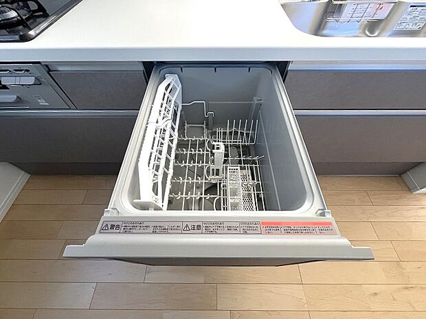 【食洗器 Panasonic製システムキッチン】スマートなビルトインタイプ。洗浄から乾燥までワンタッチでできる食器洗い乾燥機を標準装備。PANASONICの「エコナビ」は、従来の「汚れセンサー」と「食器量センサー」に加え「室温センサー」を搭載し、ヒーターの加熱時間を最適化するなど、さらに進化して快適に。家事の負担を軽減できますね。毎日のタイパを重視される共働き世帯や忙しい方の強い味方「食洗機」。ネイルや手先を守ってくれる優秀家電。肌の弱い方でも安心ですね。水道代の節約、高温度で洗うので油汚れもしっかり落とせる頼もしい存在です。