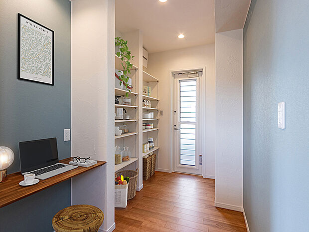 【パントリー(施工例)】まとめ買いしても、キッチンのすぐ近くに設置した壁一面の棚、パントリーがあれば調理器具までスッキリ収まり、食品の在庫も一目で分かりやすく取り出しもスムーズにできます。