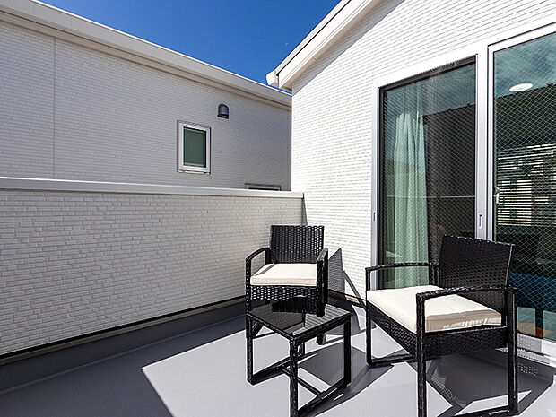 【バルコニー(施工例)】流れるような家事導線『ほす』スペース。バルコニー3.0帖♪物干しは高さ調整できるタイプですので外から見えなくすることも可能です。オプションにて室内物干しを取り付ける事も可能