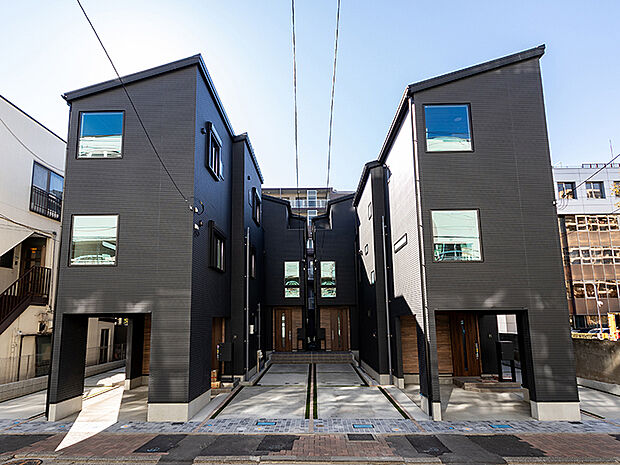 【ＴＡＫＩ　ＨＯＵＳＥの「グリノワール」シリーズ。】ブラックが印象的。人気のグリノワールシリーズ　インダストリアルの家♪　室内の一部壁と天井の2面に「明度を落とした色合い」の【アクセントクロス】を採用しています。お部屋ごとに印象が変わり、普段の生活に変化を与えてくれる、『無骨だがカッコイイ空間』を演出しております。