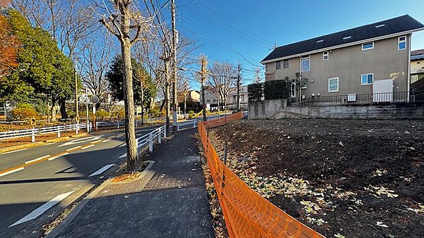 【現地写真(2025年12月現在）】室内の壁には天然素材のしっくいを採用。しっくいには化学物質を吸着・分解する効果や殺菌効果、吸放湿性能が大変高く、室内の湿度を吸収してくれます。日本の気候風土（高温高湿気候）に大変適した塗り壁材です。