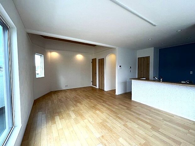 【 TAKIHOUSE リビング ※26号棟】開放的な吹き抜けに窓の多いデザイン、2階リビングのメリットのひとつ!陽当たりが良いこと!プライバシー性も保たれ、見晴もよく、やわらかな陽光が隅々まで届きます。冬でも2階リビングにいると暖かいです。