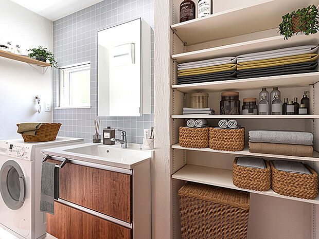 【ランドリーラック(施工例)】タオルやランドリーグッズ、バスグッズなどの収納に便利なオープンラックです。ドライヤー、コテなどのヘアケア用品などを置いても便利です。下着を収納しておけば入浴後の身支度もスムーズに行なえますね。