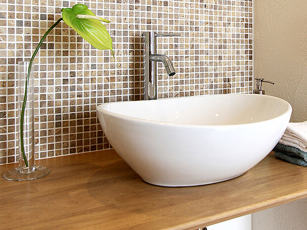 【-】メインの洗面室とは別に、玄関を入ってすぐのところにセカンド洗面台を設置。コロンとしたかわいらしい小型の洗面ボウルは、外から帰ってきてすぐに手洗いとうがいができるので、小スペースながら機能的!ウイルスはドアノブから感染につながることもあり、風邪や感染症などの予防になり、いつでも清潔な状態で室内へ。遊んで帰ってきた子供も自然と手洗いが習慣化され、来客時にはわざわざ洗面室を使って頂かなくて済みます。また、壁に施されたモザイクタイルは、遊び心が溢れるデザインでインテリアとしても楽しめると人気です