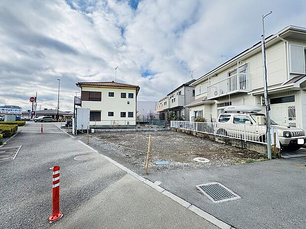 【現地写真（2026年2月26日撮影）】漆喰の壁と天然木の床材を採用しました。漆喰の壁や天然木は光の反射がやわらかく、陽の光が沢山あびるリビングには好適です。さらに手触りや足ざわりも心地よく、五感が癒される住まいになっています。