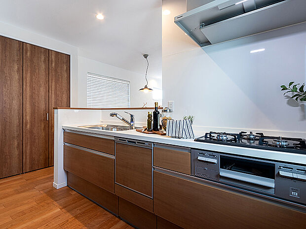 【-】毎日のお料理をもっとラクに、楽しくこなせる、パナソニックの「S-CLASS」シリーズ。シンクは清潔感のあるベーシックなステンレスタイプで、汚れにくく傷がつきにくい素材を使用し、キレイが長持ち。シンクとカウンターの間は段差を少なくした形状で、お手入れがしやすいスキマレス。汚れがたまりにくい排水口と、ゴミが集めやすく捨てやすいアミカゴを搭載し、洗剤ラックも標準装備。レンジフードは常時換気機能が付いています。調理器具の使用頻度などが考慮された、取り出しやすいオールスライド式のシステムキッチンです。