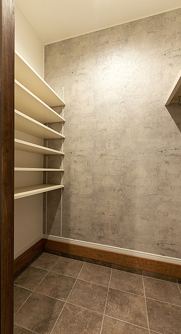 【-】家の第一印象を決める玄関はすっきりさせたいところ。靴やブーツだけでなく、傘や大きなものも隠せていつも気持ち良くゲストもお出迎え。ご家族のアイテムがしまえる、大型のシューズインクローゼットを装備。大容量シューズクローゼットは、靴が多いご家族に魅力。人が中に入って歩けるほどのスペースがあり、たくさんの荷物を収納できるので、お部屋もすっきりしますね。