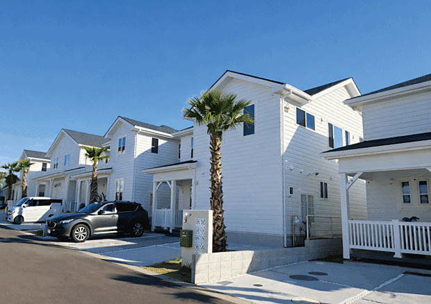 同分譲地内完成済み街並み　白い外観とヤシ並木が連なる、カリフォルニアテイストの街並み。日常にリゾート感が広がります。