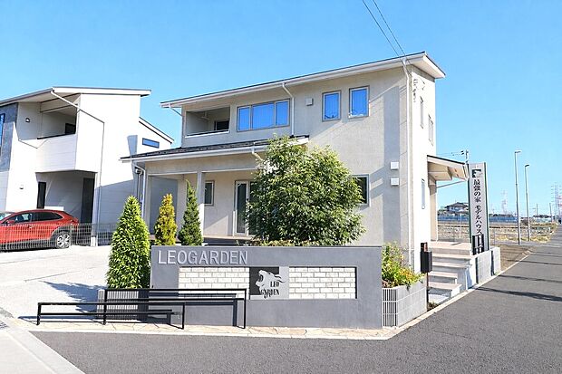 外観（モデルハウス）北両面道路の開放感が魅力。自然光をたっぷり取り込み、明るく伸びやかな暮らしへ。