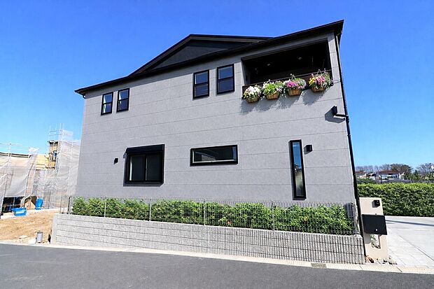 家族の笑顔が似合う、親しみやすさと上質感を備えた外観。日々の帰宅が楽しみになる佇まいを目指しました。
