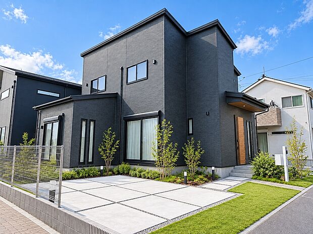 施工例外観　重厚な外観と豊かな緑が調和する、上質で開放的な邸宅。