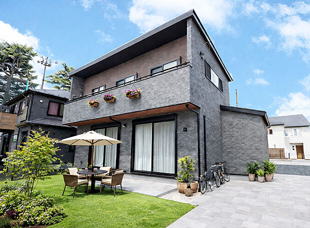 【外観(施工例)】大開口サッシと奥行きバルコニー、外と内が心地よくつながる家。