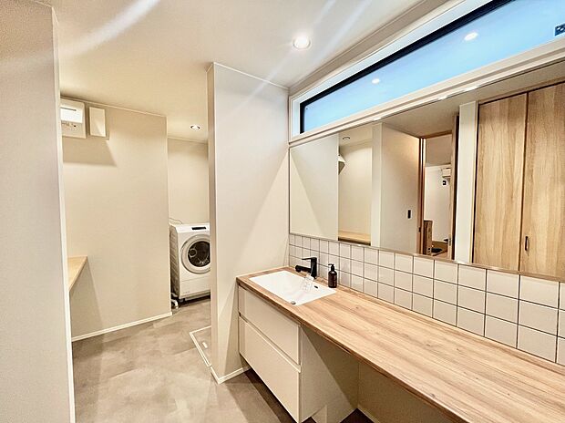 【内観施工例】（建物プラン例。建物価格／1540万円 建物面積／92.74m2）