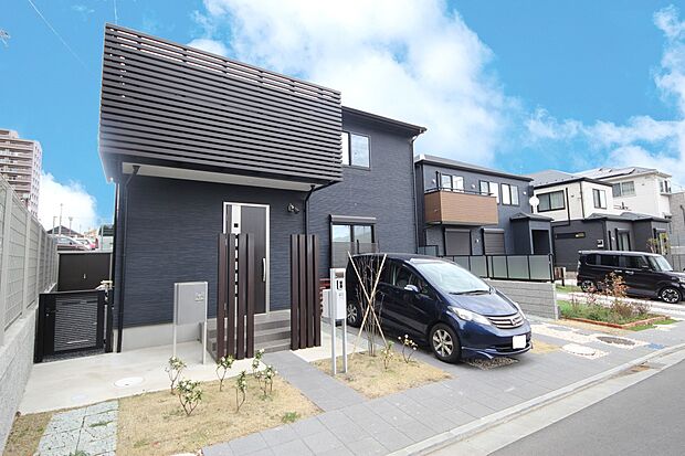 【外観施工例】紺を基調としていてアクセントに2階部分の開放的かつプライバシーも守られるバルコニースクリーンを設置したデザイン性の高いプラン。（建物プラン例。建物価格／1540万円 建物面積／92.74m2）
