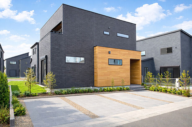 【施工例外観】 直線美を極めたモダンデザイン、広々駐車場と開放的バルコニーの家。