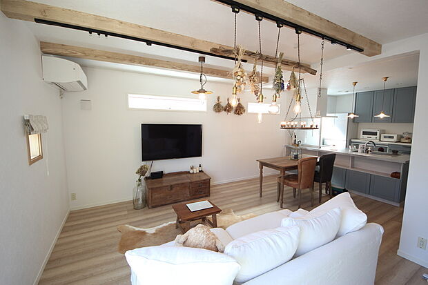 【内観施工例】梁が木のぬくもりを演出しデザイン性の高いプラン。高い位置に設置した窓から光が差し込み、お部屋全体が明るい空間に。（建物プラン例。建物価格／1540万円 建物面積／92.74m2）

