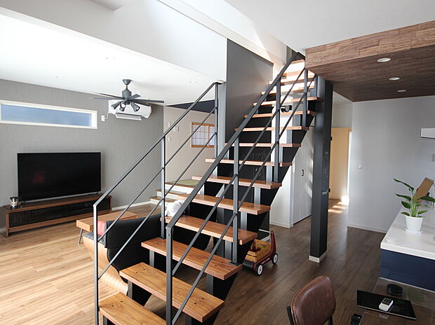 【内観施工例】リビングにスケルトン階段を設置したプラン。階段があっても圧迫感がないデザインなので、開放的に感じられます。（建物プラン例。建物価格／1540万円 建物面積／92.74m2）