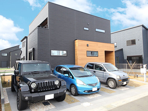 【外観施工例】駐車スペースを広々取る間取り設計も可能！友人を呼んでホームパーティーなども楽しめますね！（建物プラン例。建物価格／1540万円 建物面積／92.74m2）


