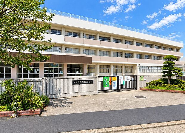法典西小学校（約1,000m）