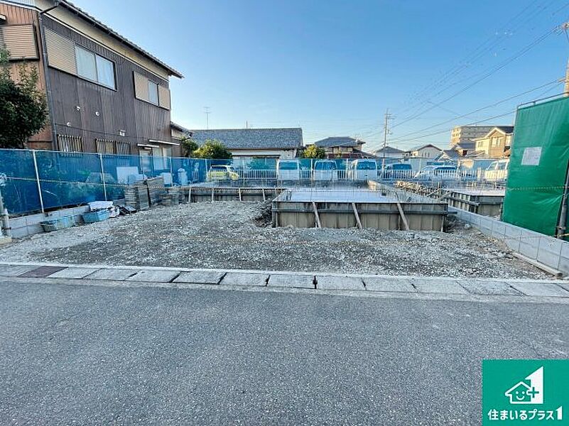 周辺は落ち着いた街並みの住宅地！子育てがしやすい住環境です！まだ未完成ですが、現地でしかわからない事もございます。是非一度ご覧ください。