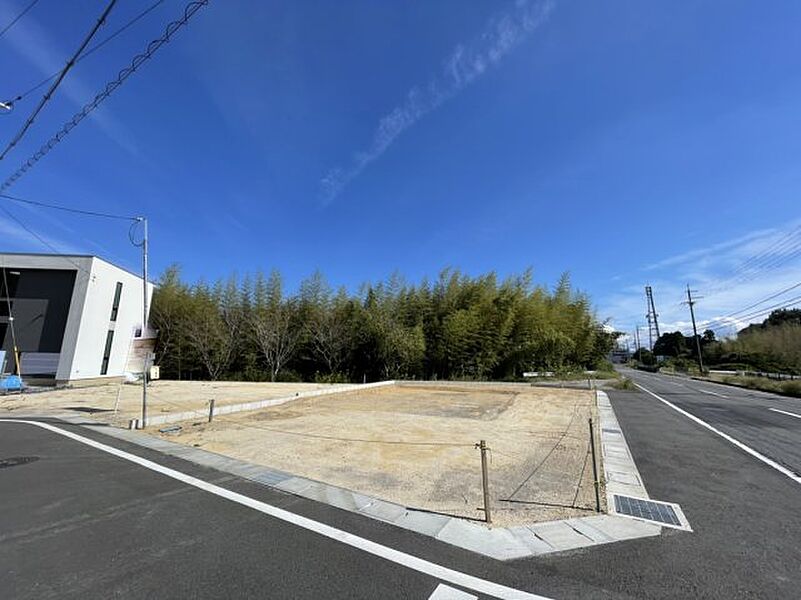 周辺は落ち着いた街並みの住宅地！子育てがしやすい住環境です！まだ未完成ですが、現地でしかわからない事もございます。是非一度ご覧ください。