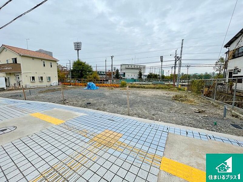 周辺は落ち着いた街並みの住宅地！子育てがしやすい住環境です！まだ未完成ですが、現地でしかわからない事もございます。是非一度ご覧ください。