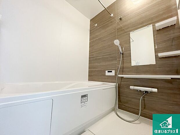 足をゆったり伸ばして寛げる浴槽です。窓が設けられていますので差し込む光が明るく穏やかな雰囲気にしてくれます♪浴室乾燥機も設置しているので、雨の日の洗濯物も安心です♪