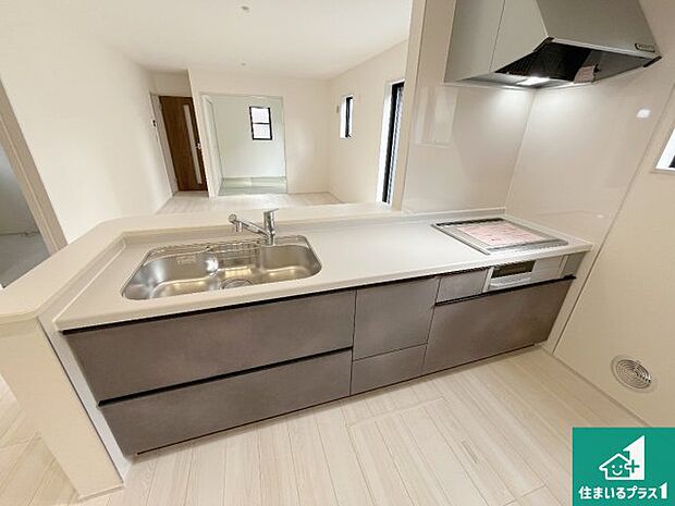 リビングと統一感があり、使い勝手のいいキッチン。広々としているので、二人並んで作業が出来ちゃいます。お子様と一緒に色々なお料理に挑戦できるスペースがあります。