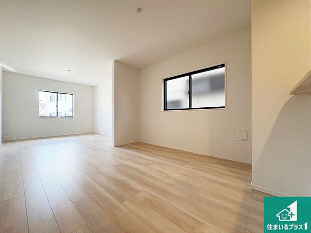 明るいリビングで朝の目覚めもスッキリできそう!対面キッチンでご家族のコミュニケーションも自然と増える設計!小さなお子様が遊ぶスペースを作っても広々とくつろげるLDK!