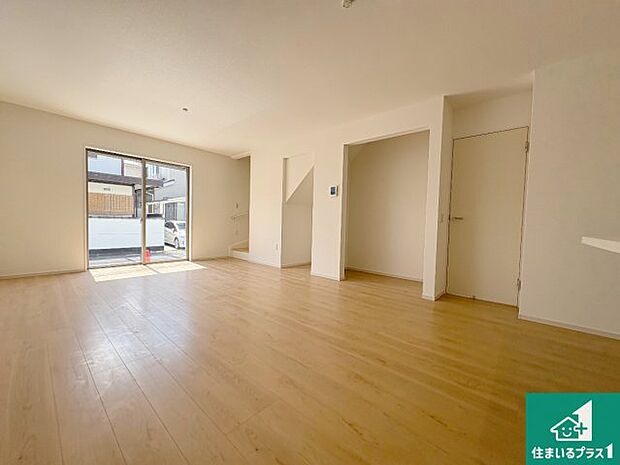 明るいリビングで朝の目覚めもスッキリできそう!対面キッチンでご家族のコミュニケーションも自然と増える設計!小さなお子様が遊ぶスペースを作っても広々とくつろげるLDK!