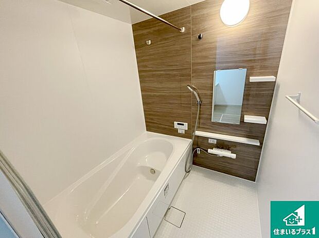 ゆったりと足を伸ばせる浴室は一日の疲れを癒してくれる大切な空間です。浴室乾燥機も設置しているので、雨の日の洗濯物も安心です♪