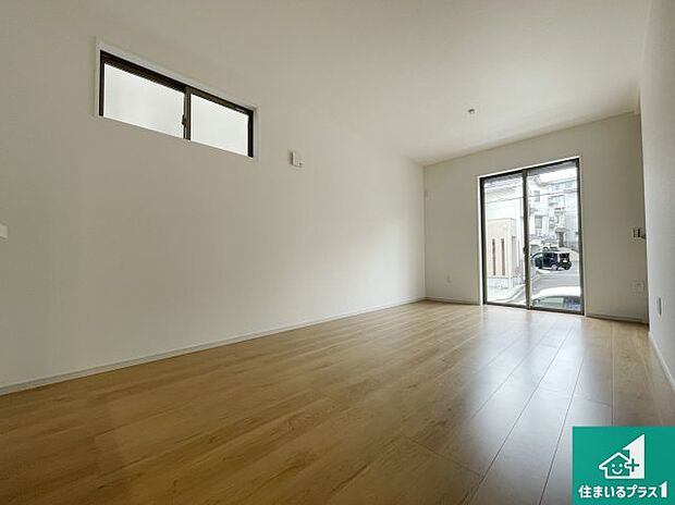 明るいリビングで朝の目覚めもスッキリできそう!対面キッチンでご家族のコミュニケーションも自然と増える設計!小さなお子様が遊ぶスペースを作っても広々とくつろげるLDK!