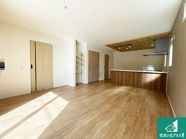 明るいリビングで朝の目覚めもスッキリできそう！対面キッチンでご家族のコミュニケーションも自然と増える設計！小さなお子様が遊ぶスペースを作っても広々とくつろげるLDK！