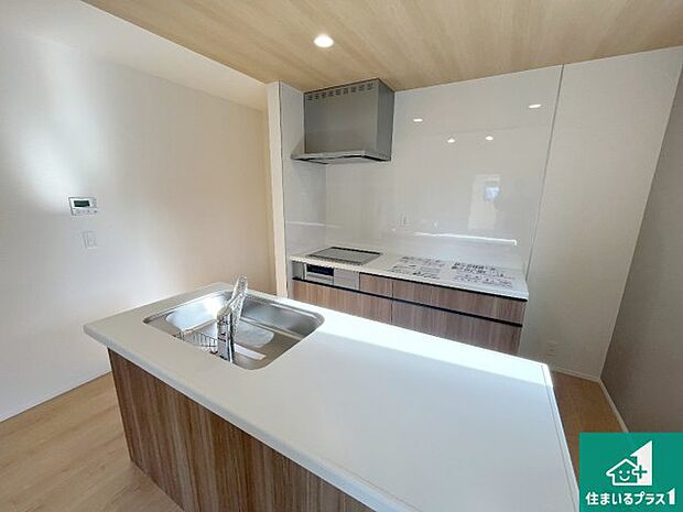 リビングと統一感があり、使い勝手のいいキッチン。広々としているので、二人並んで作業が出来ちゃいます。お子様と一緒に色々なお料理に挑戦できるスペースがあります。