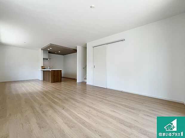 日当たり良好の明るいリビングで朝の目覚めもスッキリできそう!対面キッチンでご家族のコミュニケーションも自然と増える設計!小さなお子様が遊ぶスペースを作っても広々とくつろげるLDK!