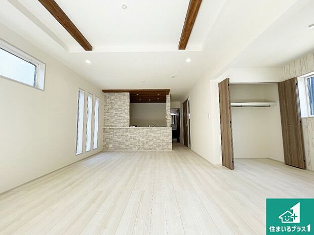 シンプルなリビングは、観葉植物等のインテリアを楽しめますね!パパ好みにも、ママ好みにも家具次第で雰囲気を変えることができます!