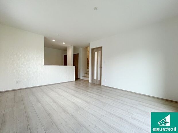 広く明るい、リビングは子育て中のお母さんも安心の対面キッチン。忙しいお母さんに嬉しい水回りが集約された家事導線が短く済む設計!