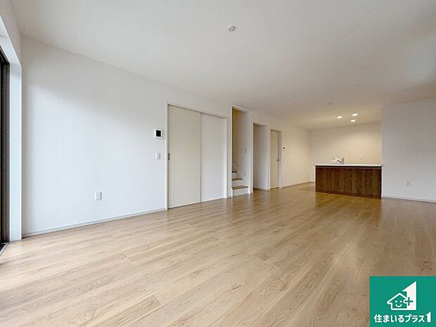 日当たり良好の明るいリビングで朝の目覚めもスッキリできそう!対面キッチンでご家族のコミュニケーションも自然と増える設計!小さなお子様が遊ぶスペースを作っても広々とくつろげるLDK!