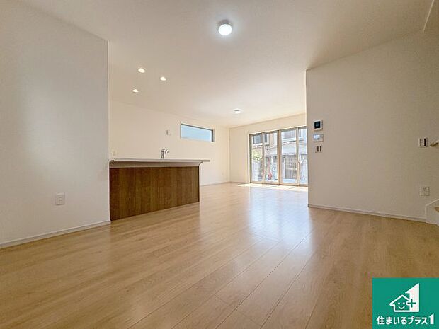 明るいリビングで朝の目覚めもスッキリできそう!対面キッチンでご家族のコミュニケーションも自然と増える設計!小さなお子様が遊ぶスペースを作っても広々とくつろげるLDK!