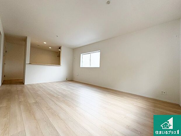 シンプルなリビングは、観葉植物等のインテリアを楽しめますね!パパ好みにも、ママ好みにも家具次第で雰囲気を変えることができます!