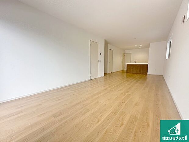 シンプルなリビングは、観葉植物等のインテリアを楽しめますね!パパ好みにも、ママ好みにも家具次第で雰囲気を変えることができます!