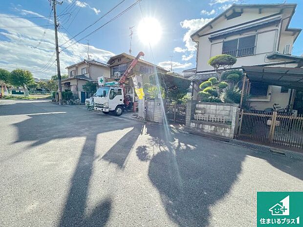 周辺は落ち着いた街並みの住宅地!子育てがしやすい住環境です!まだ未完成ですが、現地でしかわからない事もございます。是非一度ご覧ください。